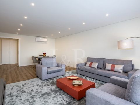 Appartement de 4 pièces très spacieux, avec 141 m2, situé à Talaíde, paroisse de São Domingos de Rana. Cet appartement dispose d'un grand salon, d'une cuisine de 14 m2, de trois chambres à coucher avec placards, dont une en suite, d'une salle de bain...