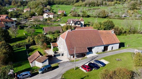 Gouhelans (25), 3 km von Rougemont, 14 km von Baume-les-Dames Clément freut sich, Ihnen exklusiv dieses renovierte Bauernhaus mit großen Nebengebäuden auf seinem Grundstück von 2424 m2 präsentieren zu können, bestehend aus: Im Erdgeschoss: Eingang zu...