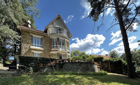 Si vous aimez la pierre et le charme, vous aimerez cette belle maison posée sur un terrain de 1720 m2 au calme. Elle se compose d'un espace de vie avec très belle vue directe sur le terrain, une chambre, une salle d'eau, un wc, une cuisine aménagée e...