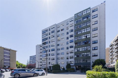 Apartamento T3 Em zona privilegiada e muito procurada da cidade do Porto, Pinheiro Manso. Este apartamento T3 evidencia qualidade acima da média, superando standards, construído pela EDIFER em 1988, encontrando-se em muito bom estado, exposição solar...