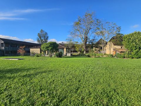 For sale: Charming hotel-restaurant, ideally located in Tursac in the Dordogne, overlooking the Vezere. This old restored farmhouse has been closed for several years, offering a rare opportunity to relaunch an establishment in a picturesque setting i...