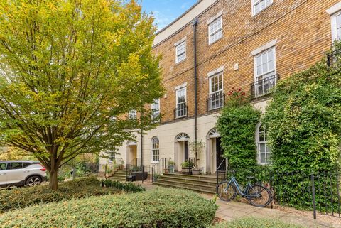 An elegant four-bedroom Regency-style townhouse in a prime North Oxford location. Accommodation Summary Ground Floor - Upon entering, a central hallway seamlessly connects the ground floor spaces. To the front, a stylish study features an elegant arc...