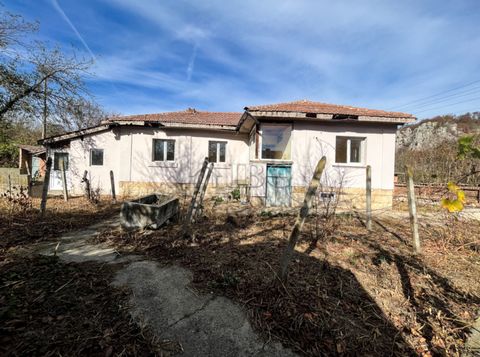 IBG Real Estates propose à la vente cette propriété, située dans un village bien organisé, à seulement 35 minutes en voiture de la ville de Ruse et de la frontière avec la Roumanie, à proximité de la ville de Dve Mogili, qui est le centre municipal d...