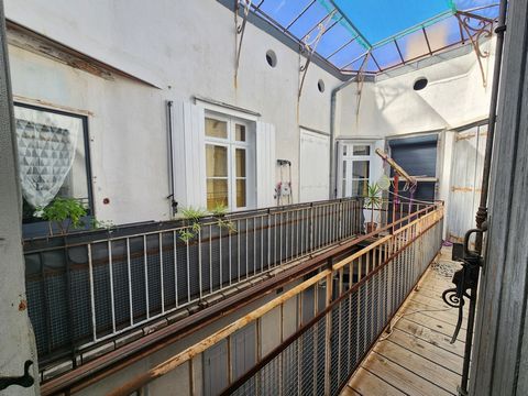 Located on the top floor of a beautiful old building, we exclusively offer you this beautiful apartment to be completely renovated with an area of 96 m2 offering character and potential. The apartment is very bright and has balconies with open views ...