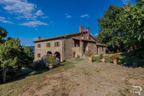 Questa proprietà mozzafiato è un rustico amorevolmente ristrutturato composto da una casa principale, una casa per gli ospiti separata e un ulteriore annesso. Questo perfetto angolo di paradiso si estende su tre ettari di terreno ed è situato in una ...