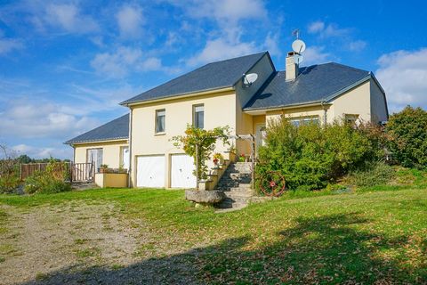 Situated on 1ha of adjoining land, in the popular town of Sainte-Radegonde, less than 15 minutes from Rodez, this 85m² T4 villa and its independent 35m² T2 apartment benefit from a unique environment combining calm and nature. The house, built in 200...