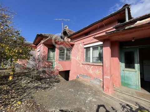 Imoti Tarnovgrad biedt u een gelijkvloers huis te koop aan in Tarnovo. Pavlikeni. De aangeboden woning bestaat uit een gebouw van één verdieping op twee niveaus: eerste niveau - woonkamer met keuken, badkamer met toilet en gang met kast. Tweede nivea...