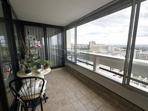 Occupied forward sale, payment over 12 years, lifetime enjoyment. Caluire, Montessuy district. Beautiful apartment on the top floor of a small residence, 78 m2, 2 bedrooms. Beautiful living room of 37 m2 opening onto a balcony to live with unobstruct...