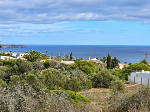 Esta encantadora moradia geminada remodelada de 3 quartos está situada em uma zona tranquila das mais procuradas da Praia da Luz. Ao entrar nesta bela propriedade, o amplo corredor possui um recuperador de calor que aquece a casa durante os dias frio...