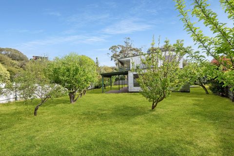 Idyllisch gelegen in een rustige kustbuurt op korte loopafstand van het prachtige strand van Rye, ligt dit klassieke vakantiehuis op een hoekblok en is sinds het einde van de jaren 1970 in handen van dezelfde familie. Volledig omheind met dubbele str...