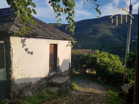 Haus aus Schiefer und Tafel – Serra de São Macário in den Magic Mountains. Typische Villa im Dorf Serraco, Gemeinde São Pedro do Sul und Bezirk Viseu. Dieser Ort ist von sehr ruhiger Charakteristik mitten in den Bergen. Es muss renoviert werden, es b...