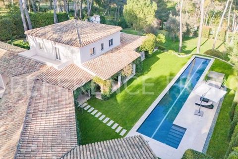 SOLE AGENT. EXCUSIVITY. SEXCUSIVITY. SOLE AGENT. Your real estate referent of Mougins REFERENCE MOUGINS / REFERENCE LUX (Sébastien MENAND) offers you. Close to international schools and airport 20 minutes away. Villa of approximately 500 m² on a magn...