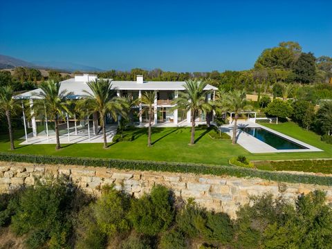 Deze prachtige villa is gelegen in Casares, Malaga, en biedt een luxe en exclusieve levensstijl. Met 6 slaapkamers en 8 badkamers is deze villa perfect voor grote gezinnen of diegenen die graag gasten ontvangen. Met een totale oppervlakte van 795m² i...