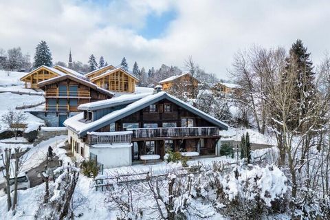 Usytuowany w odnowionym gospodarstwie, ten ciepły, 3-gwiazdkowy apartament w stylu domku górskiego ze wspaniałym widokiem na Mont-Blanc może pomieścić 6 osób. Usytuowany w spokojnej wiosce, kilka minut od centrum miasta Combloux, to komfortowe zakwat...