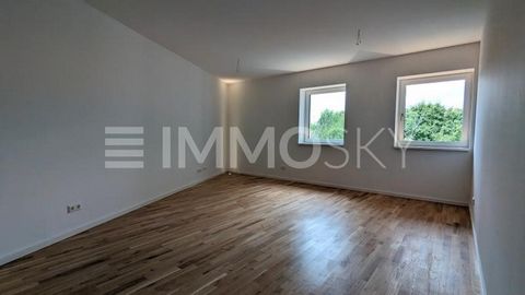 Wir präsentieren Ihnen eine exklusive, vermietete 4-Zimmer Neubauwohnung in der zweiten Etage, die mit modernster Technik und hochwertigen Materialien ausgestattet ist. Diese Wohnung bietet nicht nur hohen Wohnkomfort, sondern auch eine stilvolle und...