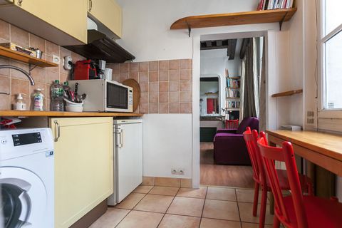 Welcome to your Parisian pied a terre straight in the middle of famous trendy/cultural/historical Marais area, on lively Saint Paul Square just 5 minutes from main Parisian points of interest as Notre Dame de Paris Cathedral, Hotel de Ville, Place de...