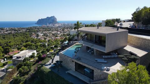 Erleben Sie den Inbegriff von Luxus in dieser exquisiten, freistehenden Villa mit 4 Schlafzimmern und 5 Bädern, eingebettet in der prestigeträchtigen Racó de Galeno Gemeinde in Benissa. Mit einem atemberaubenden Blick auf das Meer, die Berge und die ...