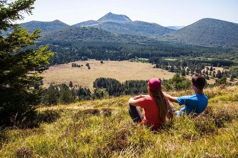 Eingebettet zwischen Stadt und Land bietet das Aïga Resort in Châtel-Guyon eine einzigartige Mischung aus Wellness, Natur und Geschichte und ist damit das perfekte Ziel für Entspannung und Erkundung. Dieser charmante Thermalkurort liegt am Fuße der m...