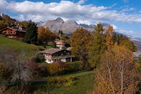 Combloux. 3 minutes en voiture du centre-village. Vue Mont Blanc et Warens. Secteur calme. Chalet à rénover de 150m² dont 130m² habitables. Terrain de 2600m² situé en zone UP du PLU de Combloux. Le bien comprend une pièce de vie ouvrant sur une terra...