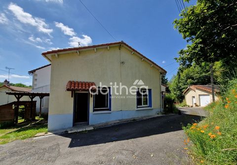 Venez découvrir, cette maison d'habitation de plain pied avec cuisine séparée et semi équipée, deux chambres avec radiateur électrique, un salon avec un insert bois et une salle d'eau avec wc. Le tout sur une surface habitable de 60 m2. A l'extérieur...