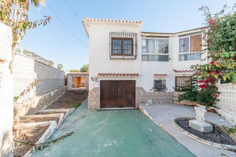 Unieke investeringsmogelijkheid! Deze villa in het exclusieve gebied van Punta Prima, in Orihuela Costa, is een juweeltje om te ontdekken. Met 176,00 vierkante meter binnenruimte op een royaal perceel van 316 vierkante meter biedt deze villa onbeperk...