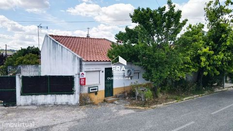 Moradia T2 situada na aldeia de Árgea, localizada perto da cidade de Torres Novas. O Imóvel é composto por dois Quartos, uma sala de estar, uma cozinha com lareira e zona de refeições e uma casa de banho. Esta moradia conta ainda com um espaço exteri...