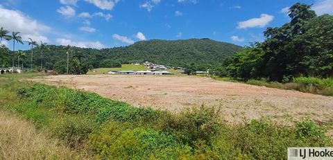 Ne manquez pas cette opportunité d’investissement. Grand 1,7ha (environ) proche de la ville. Idéal pour la construction d’une ou plusieurs maisons (avec les approbations appropriées du conseil). La propriété a deux façades sur la rue, l’une sur la ru...