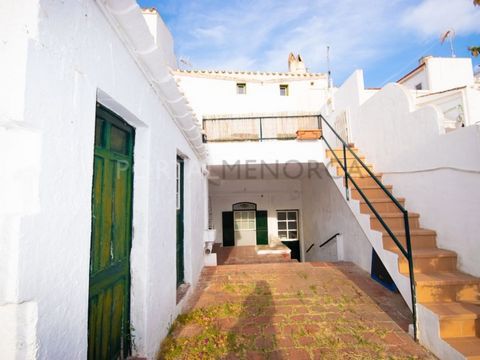 This traditional town house it coul be divided in two houses. It has many original features and a patio with a well and a garden with fruit trees. Inside it has 8 bedrooms,1 bathroom, renovated kitchen, living room and dining room. Original tiled flo...