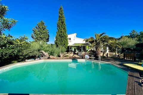 Finca la Cala is what we might call a charming Mediterranean villa, a dream-like spot by the sea, surrounded by well-tended centuries-old olive trees on a 4,645 m² plot, located just a 10-minute walk from the fishing village of l’Ampolla. The house i...