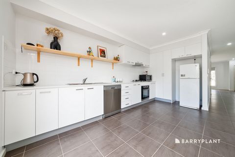 Located in popular Highlands Estate and facing the beautiful Sustainable Park and playground, you truly will need to inspect this home to appreciate it. This townhouse will suit first homebuyers, downsizers or those looking for a solid investment. Co...