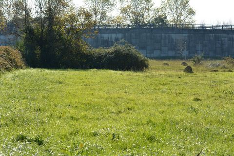 Nous vous proposons un bâtiment de 224 m² environ, situé en zone artisanale à Port Sainte Foy. Idéalement situé, niché sur une vaste parcelle de 4000 m². À mi-chemin entre Bordeaux et Bergerac, cet emplacement stratégique offre une accessibilité idéa...