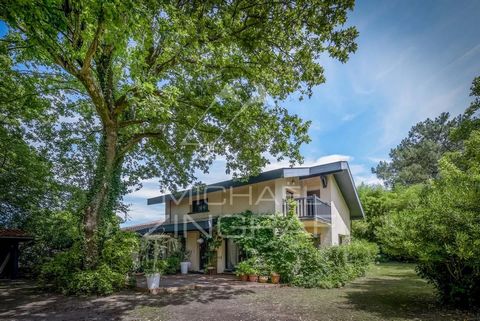 Siamo lieti di presentarvi questa bellissima villa d'architetto situata in una posizione strategica a La Teste de Buch sul Bassin d'Arcachon. Questa lussuosa villa si trova in una posizione ideale vicino ai negozi e a meno di 10 minuti di auto dalle ...