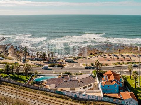 Maison 6 pièces, unique, de 669 m2 de surface brute de construction, avec piscine en première ligne de mer, face à la plage São Pedro do Estoril, à Cascais. Cette maison, intégrée dans une parcelle de 1222 m2, est distribuée sur deux étages, avec une...