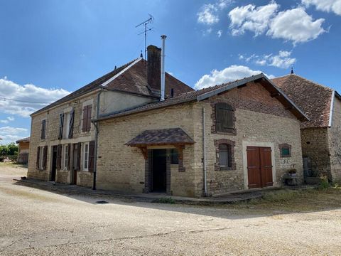 A Vendre ferme située à Amance, 1300 m2 de terrain, maison de 200 m2, grange, dépendance et garage. Georges De Sousa, votre conseiller en immobilier à le plaisir de vous présenter à 2 heures de Paris et à quelque km des lacs d'Amance, cet ensemble im...