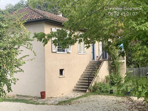 Située entre Sarlat (12 km) et Gourdon, maison de village entièrement rénovée avec tous les commerces, professionnels de santé, piste cyclable et rivière de la Dordogne accessible à pied sur un terrain plat et arboré de 1 141 m2 (piscinable) avec por...