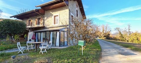 Sur la commune d'Usinens, découvrez cette charmante maison de campagne d'une surface habitable de 67 m2, à 5 minutes de Seyssel Haute-Savoie. Le bien se compose ainsi : Au rez-de-chaussée une véranda, une cuisine ouverte sur une pièce salle à manger/...