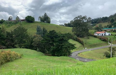 Lote en parcelación de 1.190mts2 con hermosa vista de 180°, esquinero, con topografía inclinada. Indice de ocupación del 20%. Esta parcelación cuenta con portería 24/7,  vías internas pavimentadas, acueducto y alcantarillado, redes subterraneas de en...