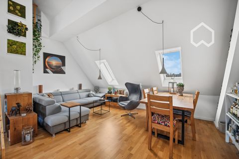 Ce charmant appartement en duplex au dernier étage se trouve près du centre du quartier sud de Munich-Perlach. L'appartement de 79 m² entièrement équipé dispose d'une entrée séparée, ce qui lui confère un caractère de maison. Le salon, la chambre à c...