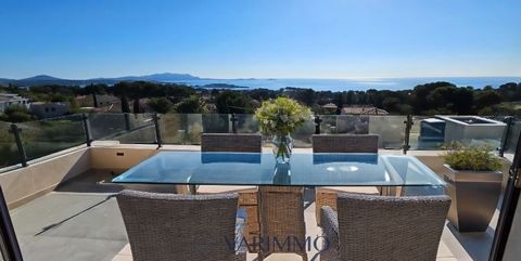 À Bandol, laissez-vous envoûter par cet appartement au charme authentique, offrant une vue sur la mer et les îles. Depuis la terrasse de 28 m2, le spectacle de l'horizon s'étend à perte de vue, une véritable invitation à la détente.Avec ses 130 m2 ha...