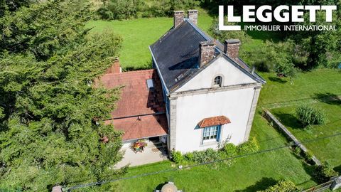 A32706CHH23 - This property was originally built (over 100 years ago) as the schoolhouse and mairie for the village. It is now a character family home. Information about risks to which this property is exposed is available on the Géorisques website :...