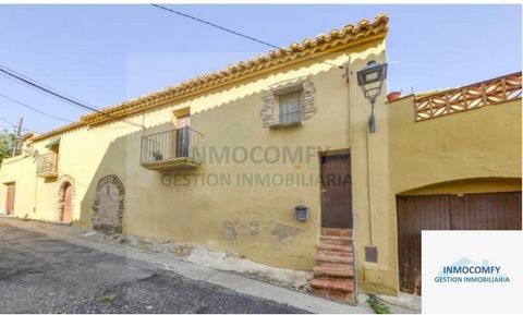 Located in the old town of this charming village, the property offers magnificent views and endless possibilities to suit your lifestyle. With a large surface area, it is the perfect place to let your creativity run wild and transform it into the hom...