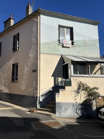 CEYRAT 63122 EN EXCLUSIVITE Nous vous proposons cette maison de ville élevée sur cuvage en sous sol, un premier étage comprenant une cuisine ouverte sur une salle a manger avec une cheminée, une salle d'eau, un deuxième étage avec 3 chambres et un gr...