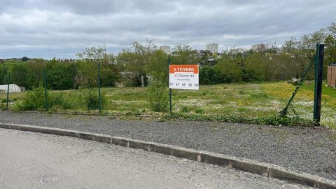 Situé à Dadonville (45300), ce terrain de 1028 m² bénéficie d'un emplacement idéal au cœur d'une charmante commune offrant calme et sérénité. Proche des commodités locales telles que les écoles, les commerces et les transports en commun, il ravira le...