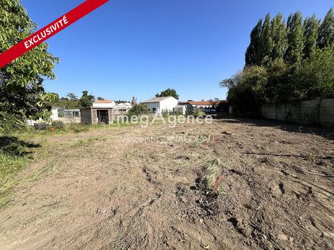 Situé en centre ville de la charmante ville de Saint Macaire En Mauges, ce terrain constructible s'étend sur une surface généreuse de 500 m². Ce terrain offre un cadre idéal pour la construction d'une nouvelle résidence de plain pied uniquement. Dans...