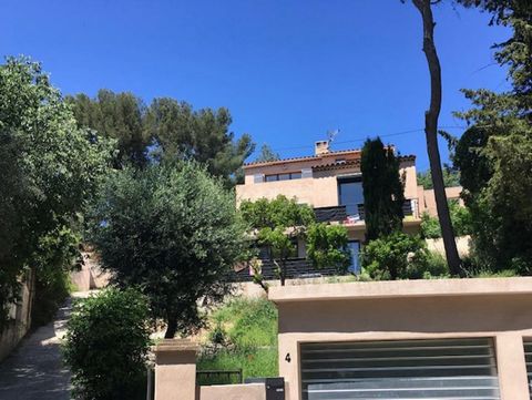 Entdecken Sie dieses seltene Juwel in Cassis, eine Wohnung, die wie ein Haus in einem geschlossenen Anwesen von Villen erlebt werden kann. Stellen Sie sich vor, Sie werden gleich bei Ihrer Ankunft von einer großen Terrasse begrüßt, einem freundlichen...