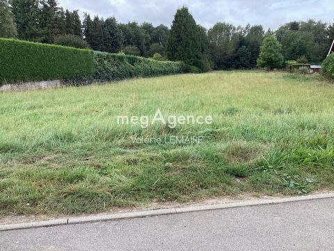 very pretty flat plot of land with an area of ??900m², 21.5 meters of frontage ideally located in a village near Albert. You have a construction project, this is the land you need! Contact me for an on-site visit!