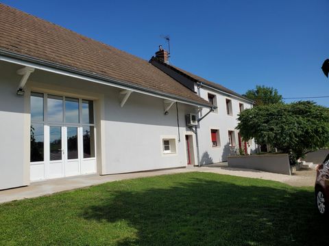 vous cherchez une maison à la campagne, bénéficiant d’un panorama de verdoyant et offrant un cadre de vie agréable ? Je vous présente cette longère soigneusement rénovée de 140 m² sur deux niveaux offre un intérieur chaleureux et moderne. Sur le terr...