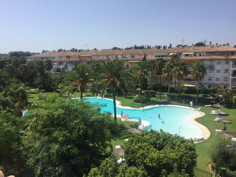 Located in Puerto Banús. Penthouse in Urbanization in Puerto Banus. Perfect for holiday home, in a quiet area, with exotic gardens and green areas. 600 meters from the beach. Enclosed and with 24 hour security, with a bar-restaurant.