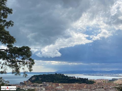 Col de Villefranche côté Nice, Magnifique appartement de 4 pièces en dernier étage, à la vue exceptionnelle Ville et Mer, niché dans un écrin de verdure et idéalement situé dans le quartier très prisé du Mont Boron / Mont Alban. L'appartement est rén...