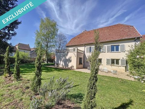 Située dans un charmant village de Haute-Saône entre Pesmes et Marnay, à 30min de Besançon, disposant d'une école et d'une épicerie, découvrez cette ancienne demeure vigneronne. Vous serez séduits par le charme de cette maison du 19ème à la distribut...